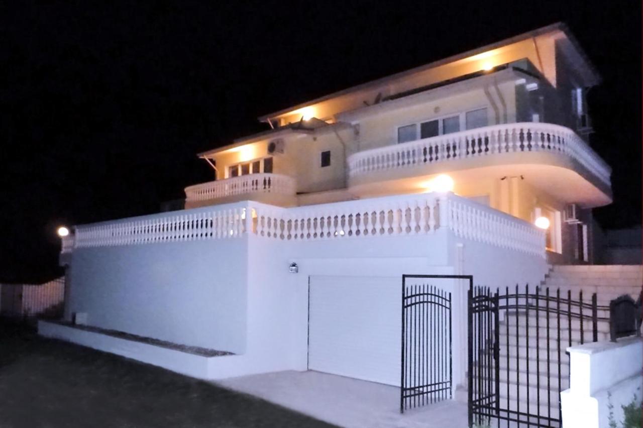 Villa Sorento Italian Neoclassica Balchik Bagian luar foto